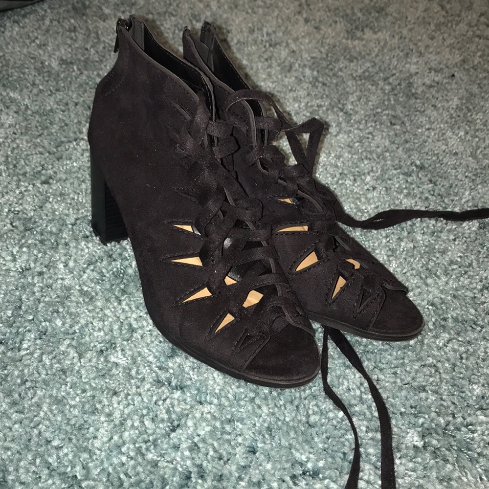 Like new lace up booties
